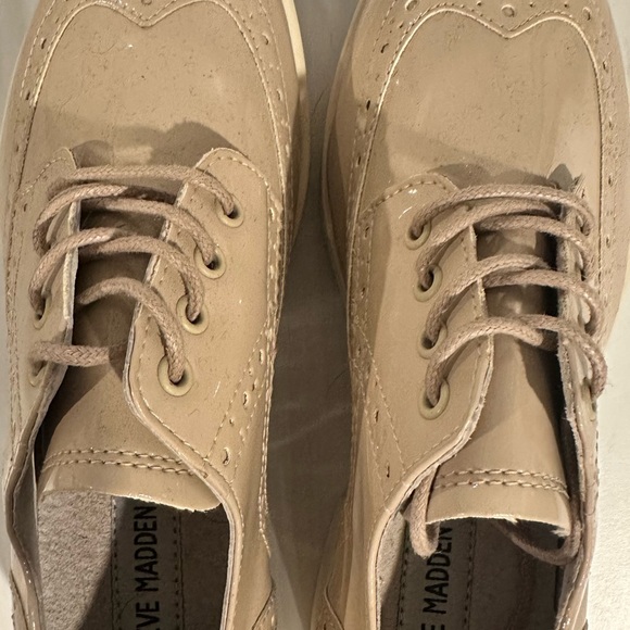 Elegant Patent Leather Beige Women's Oxford Shoes - Picture 5 of 5